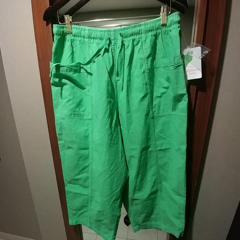 WOMEN'S CAPRIS